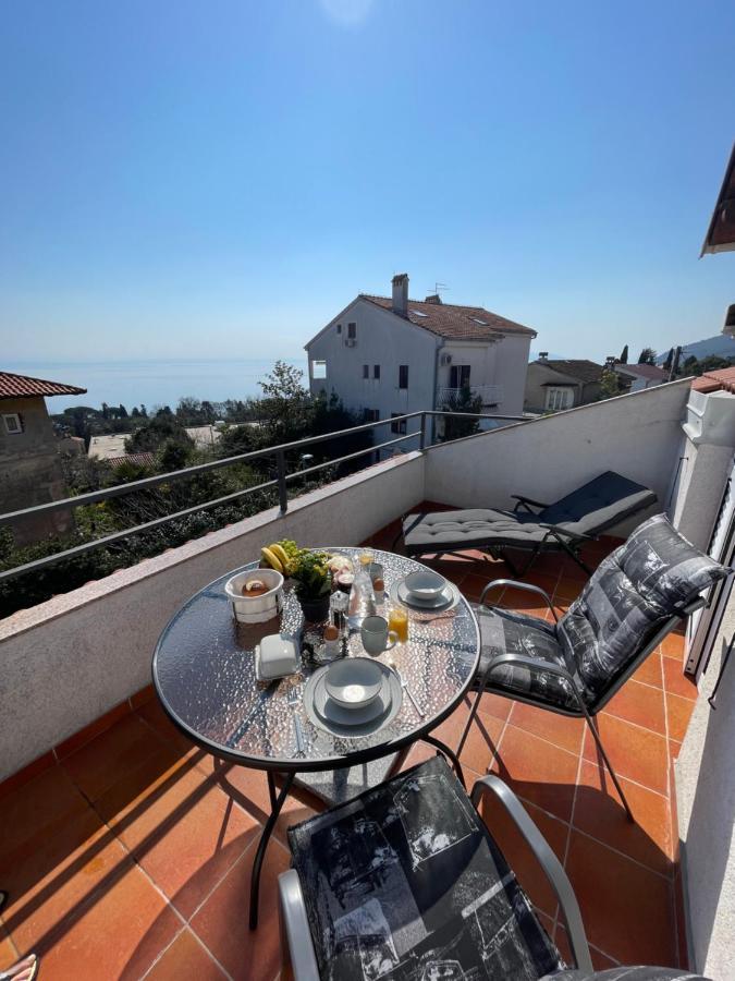 Apartment Lady Daniela Mit Meerblick In Lovran Exteriér fotografie